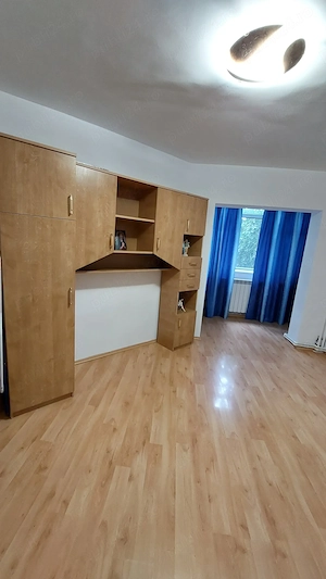 De închiriat apartament cu 3 camere decomandat, etaj 1 - imagine 2
