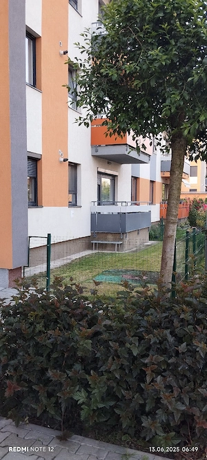 Inchiriez apartament decomandat, complet mobilat și utilat, cu loc de parcare și grădină, in Coresi!