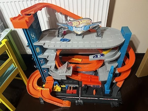 Vând pistă HotWheels Ultimate Garage