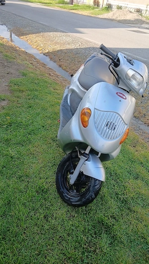 Vând scuter daelim 49cc. Defect.