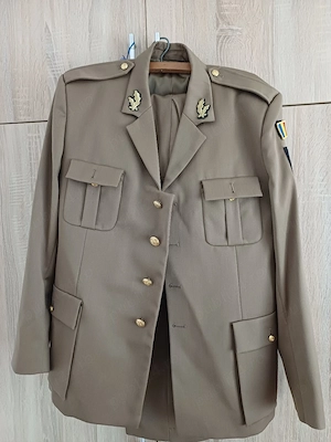 Vând costum de cadru militar 
