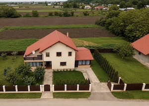 Casa de vanzare - 4 camere - Buhusi - 580 mp