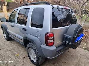 VAND JEEP CHEROKEE , an fabr. 2006, motor 2800 cmc, cu REDUCTOR, pret 4000 euro, negociabil  - imagine 4