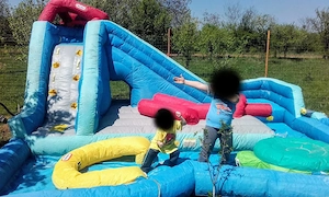 Loc de joacă gonflabil profesional cu apă, tobogan și tunuri de apă