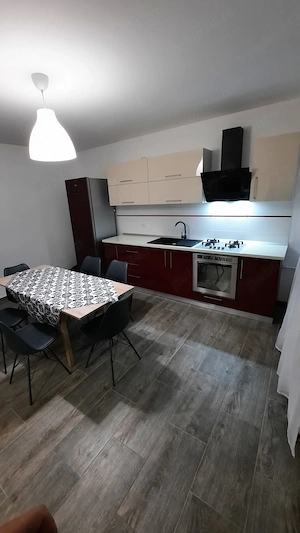 Inchiriez apartament la casa