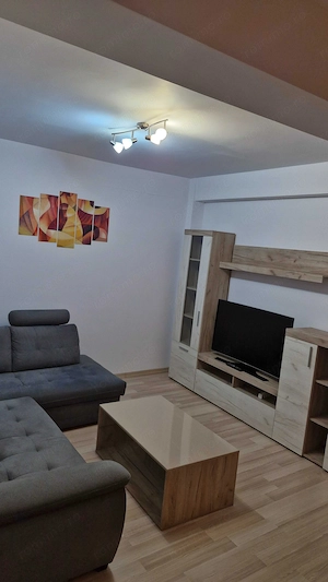 Închiriez apartament cu 3 camere și garaj