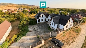 Casă 300 mp  cu posibilități multiple în Covăsânț - imagine 2
