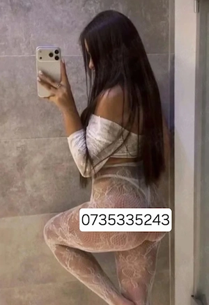 Bruneta seducătoare 
