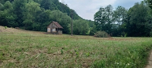 Vând teren +căsuță în zonă de munte