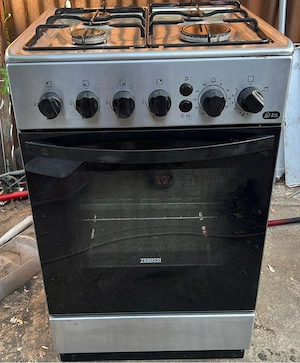 Aragaz inox Zanussi, 4 ochiuri, cuptor si grill
