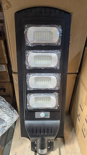Vând corp stradal cu panou solar!