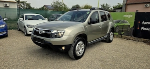 Dacia Duster 4x4 an 2011 motor 1600 cm3 benzina 105 c,p euro 5 aer conditionat carlig remorcare  - imagine 3