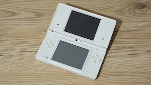 Consola portabila Nintendo DSi pe alb + accesorii