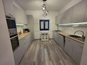 Apartament 4 camere la parter, terasa proprie, curte cu copaci batrani, Ploiesti - imagine 3