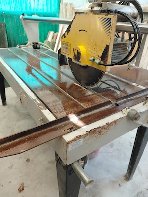Vând mașină de tăiat marmură și granit Euromec 130(220v) + 2discuri de rezervă 