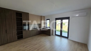 Apartament de vanzare nou nelocuit cu curte proprie si parcare
