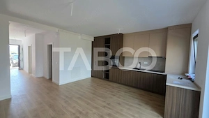 Apartament de vanzare nou nelocuit cu curte proprie si parcare - imagine 2