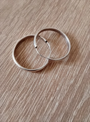 Vind cercei argint rodiat marcat 925 sub forma de cerc închizătoare rezistenta.
