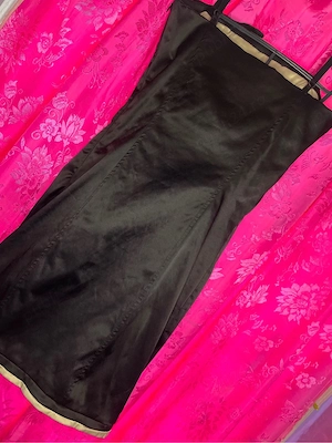 2 rochițe elegante   negru & negru cu auriu, model mulat