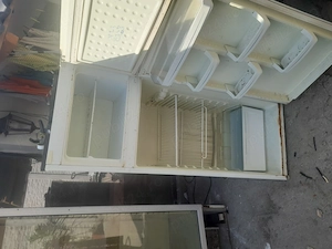 Vând frigider plus vitrina 
