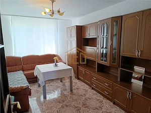 Apartament 3 camere in zona centrala Moldova Noua - imagine 2