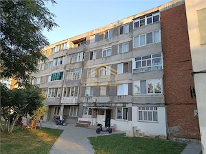 Apartament 3 camere in Moldova Noua - imagine 9
