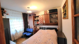 Apartament decomandat,4 camere,2 bai,etaj 2 Calea Lipovei - imagine 8
