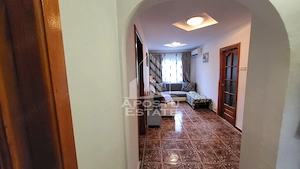 Apartament decomandat,4 camere,2 bai,etaj 2 Calea Lipovei - imagine 2