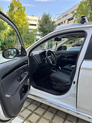 Mitsubishi Outlander PHEV 4x4 | Unic Proprietar | Revizii Reprezentanță | Garanție Baterie 2028 - imagine 8