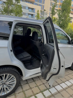 Mitsubishi Outlander PHEV 4x4 | Unic Proprietar | Revizii Reprezentanță | Garanție Baterie 2028 - imagine 9