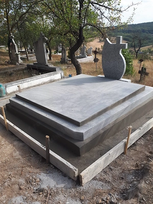Execut monumente funerare