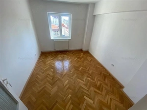 Proprietar vând apartament Ultracentral cu 4 camere,amenajat,luminos și spatios - imagine 7