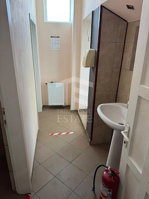 DE INCHIRIAT - SPATIU COMERCIAL CHIAR IN FATA PRIMARIEI SNAGOV - imagine 16