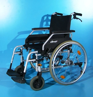 Scaun cu rotile din aluminiu invalizi Drive - latime sezut 49 cm