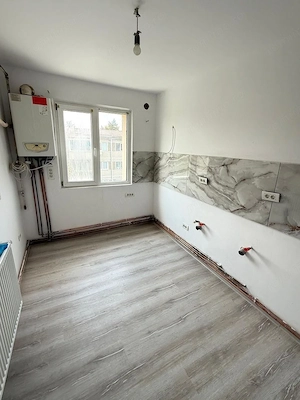 3 camere. Renovat compet. Centrala. Doua bai. Bloc anvelopat. Zona Sagului - imagine 2