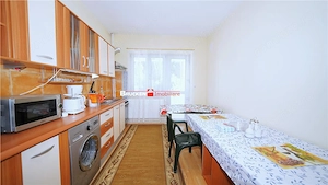 Apartament cu terasa, curte si parcare, intr-o zona linistita de case - imagine 2