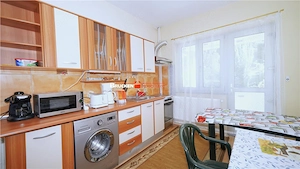 Apartament cu terasa, curte si parcare, intr-o zona linistita de case