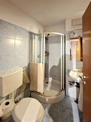 Apartament foarte spatios, 4 camere, 2 băi, 2 balcoane, decomandat - imagine 8