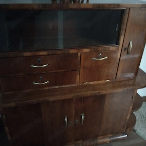 Mobilier vechi cu vitrina.