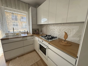 Apartament cu 2 camere, etaj intermediar, balcon, parcare, zona Porii - imagine 3