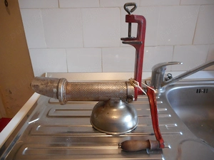 Masina veche de pasat rosii - manuala, din metal, model traditional