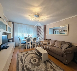 Apartament de vanzare cu 3 camere si 2 bai, decomandat, zona Lipovei