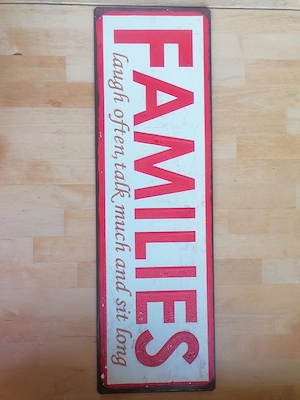 Semn Decorativ Pin Up din Fier Metalic   Families Laugh Often Talk Much and Sit Long   Decorațiune V