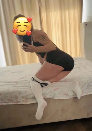 Eliza singură în locație 