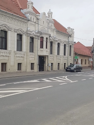 proprietar: Închiriez apartament 2 camere, ultra-central pe termen lung