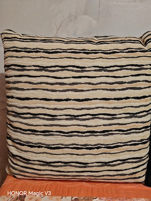 Vand 5 perne decor, din care 2 perne crem cu dungi și 3 perne culoarea negru.