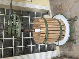 Vând teasc, presa de struguri de 60 litri