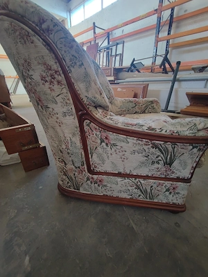 Fotoliu clasic confortabil, cadru din lemn masiv