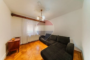 Apartament cu 3 camere, in zona Boul Rosu