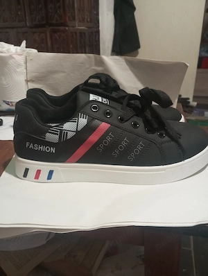 Adidași bărbați m 40 ,albi și negri noi
